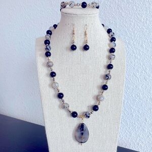 Gorgeous agate stone necklace, earrings and bracelet set